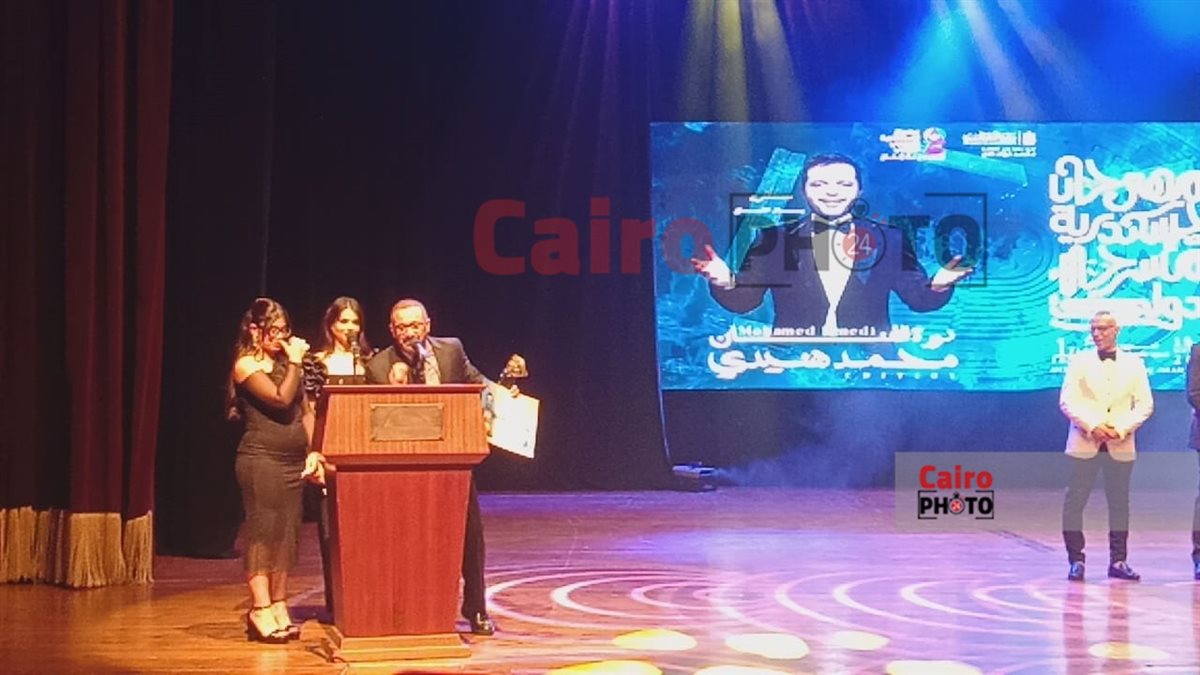 أحمد السقا يتسلم تكريم محمد هنيدي في ختام مهرجان الإسكندرية المسرحي الدولي