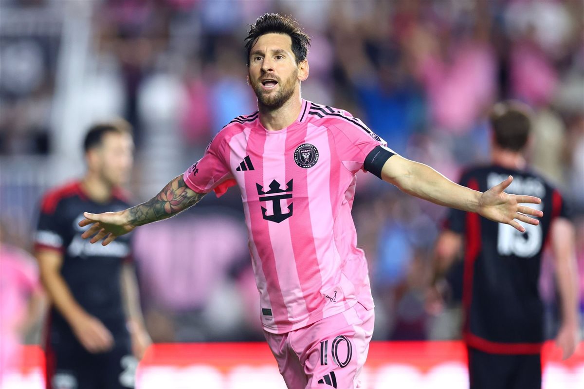 احتفال ليونيل ميسي لاعب إنتر ميامي بهدفه الثاني والثالث لفريقه خلال المباراة