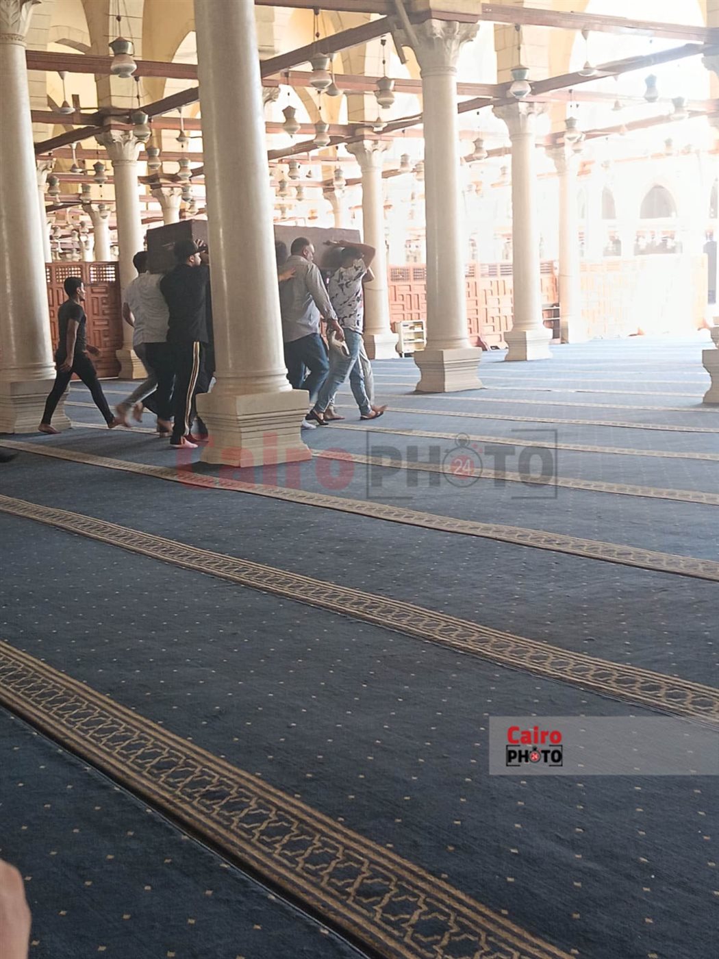 وصول جثمان الممثل والمخرج المسرحي أحمد لطفي مسجد عمرو العاص لأداء صلاة الجنازة عليه&nbsp;