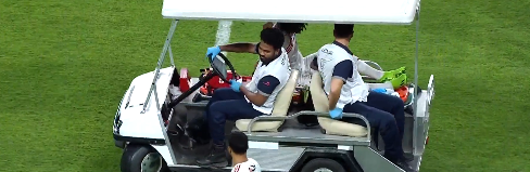 إصابة محمد النني في مباراة الجزيرة والوحدة بالدوري الإماراتي&nbsp;