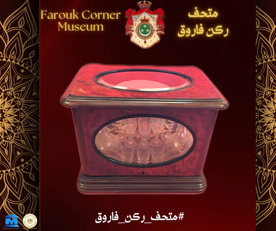 &nbsp;صندوق ملكي فريد يضم حاملًا من النحاس المذهب