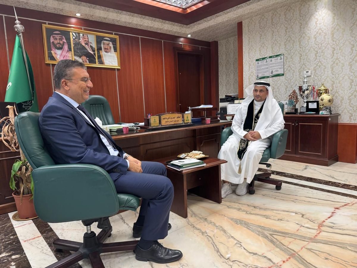 جامعه الملك عبد العزيز تكٌرم &nbsp;الإعلامي عمرو الليثي