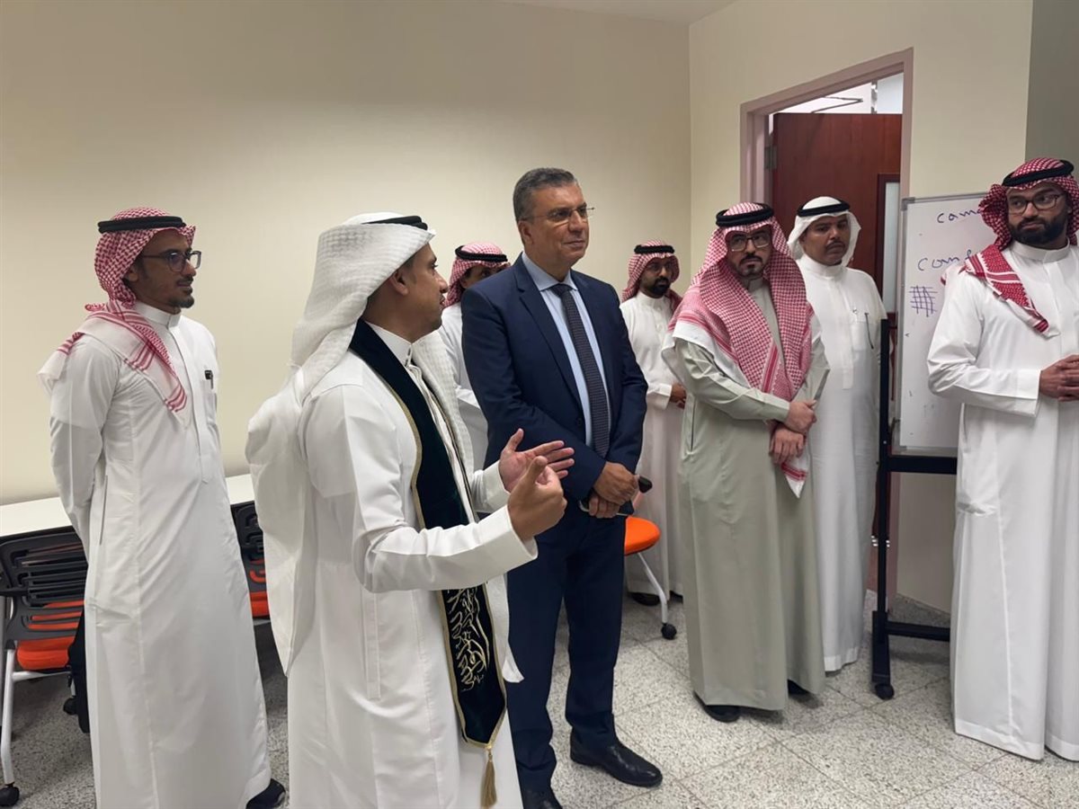 جامعه الملك عبد العزيز تكٌرم &nbsp;الإعلامي عمرو الليثي