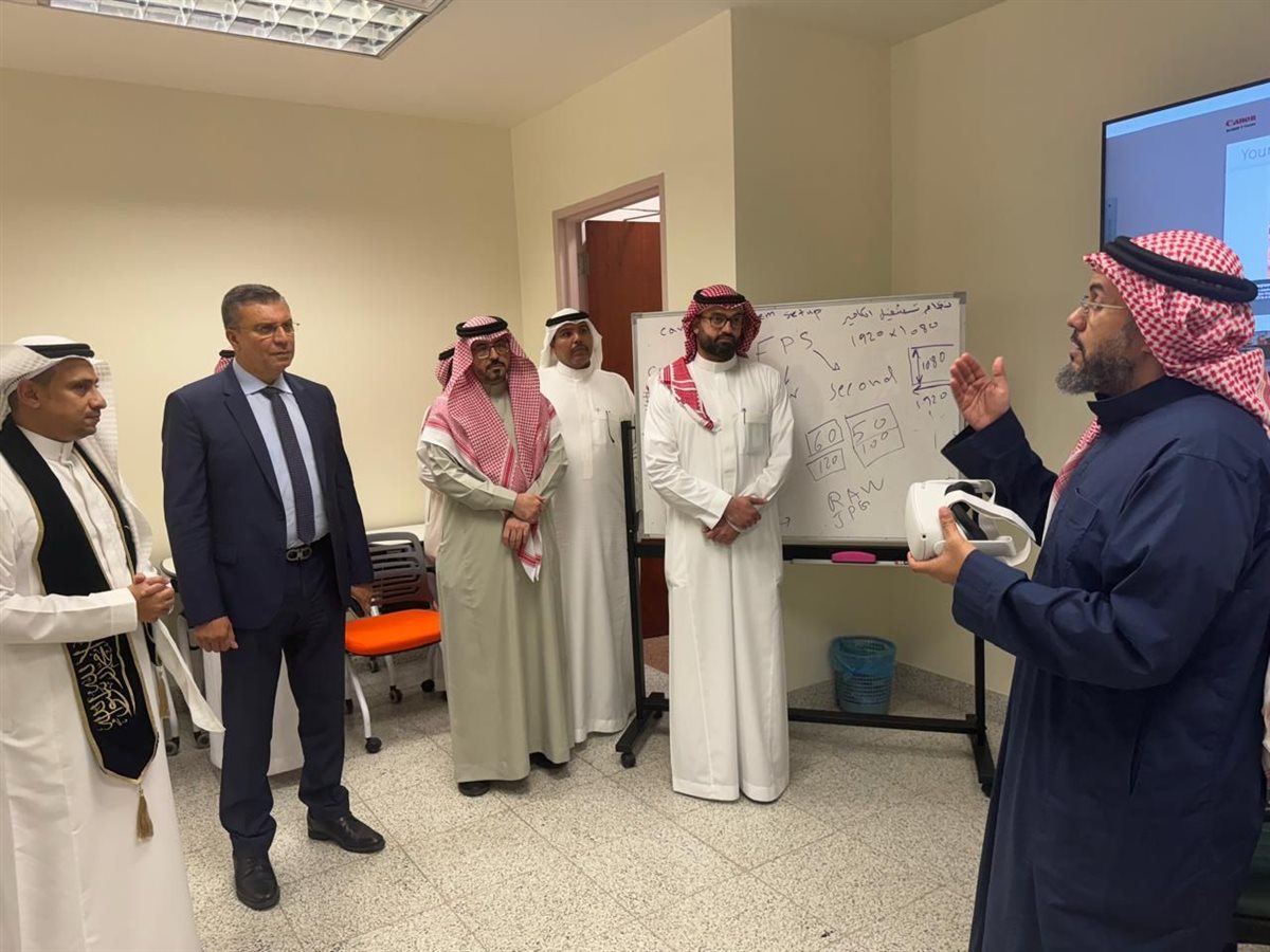 جامعه الملك عبد العزيز تكٌرم &nbsp;الإعلامي عمرو الليثي