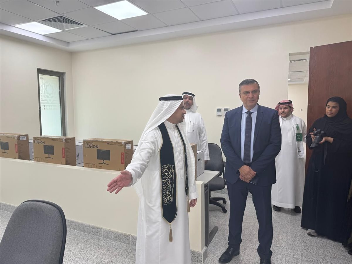 جامعه الملك عبد العزيز تكٌرم &nbsp;الإعلامي عمرو الليثي