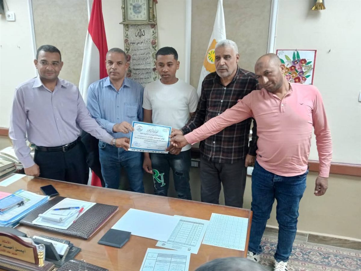 تعليم الوادي الجديد يكرم طالبين أعادا مبلغ مالى كبير لصاحبته&nbsp;