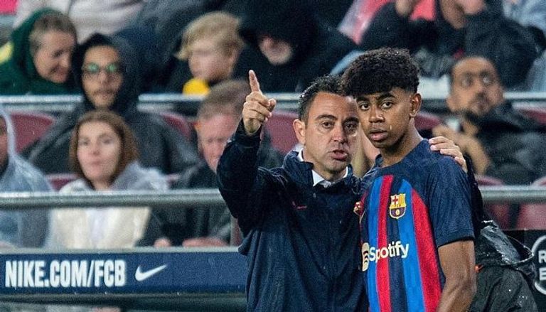 لامين يامال نجم البلوجرانا الحالي وتشافي هيرنانديز المدير الفني السابق لفريق برشلونة
