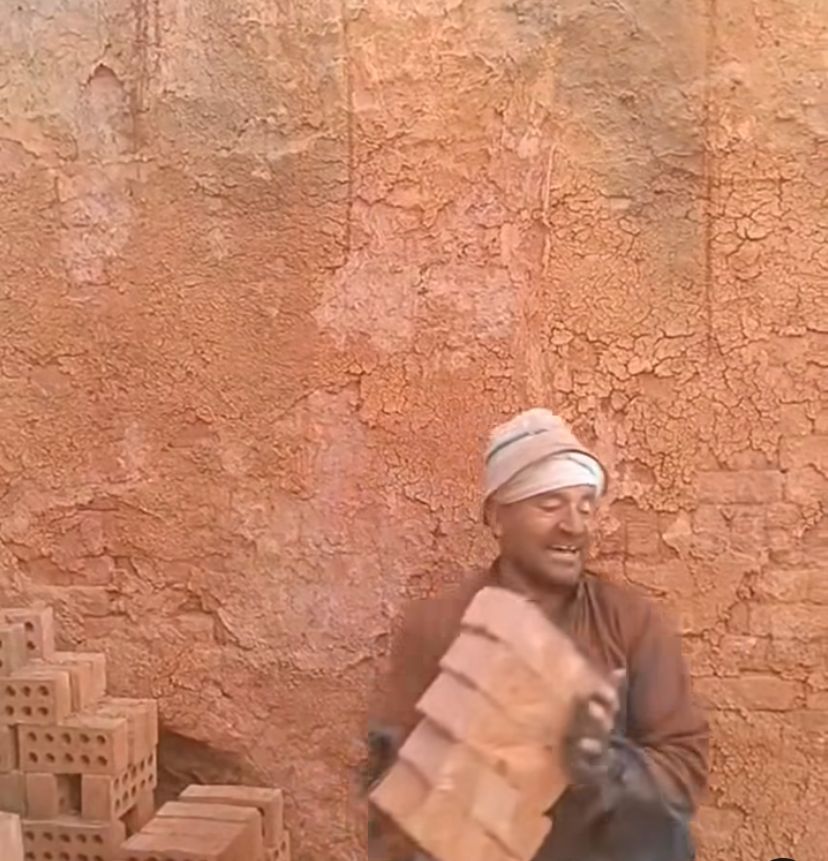 عم محمود بكر صاحب فيديو الغناء الشعبي بمصنع الطوب&nbsp;