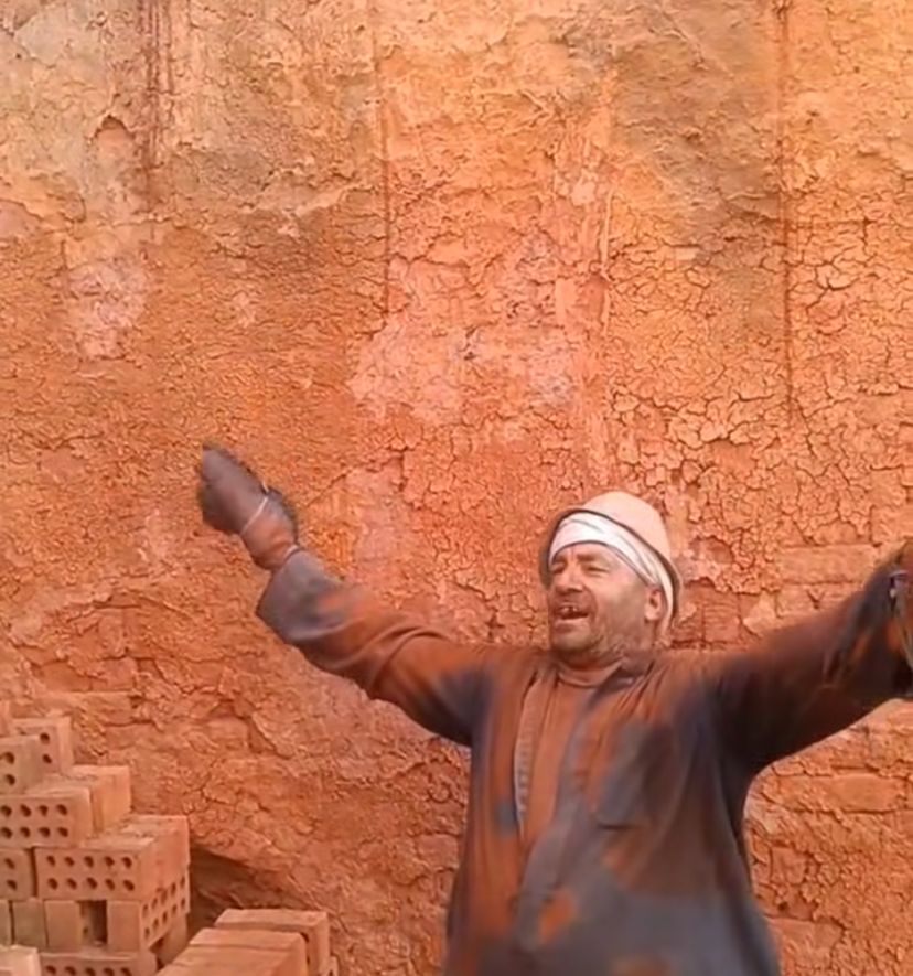 عم محمود بكر صاحب فيديو الغناء الشعبي بمصنع الطوب&nbsp;