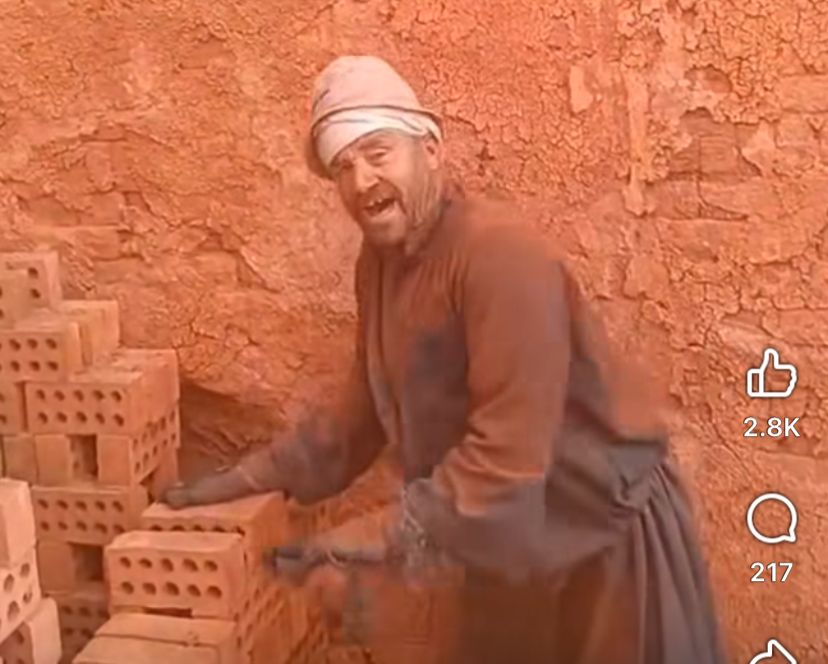 عم محمود بكر صاحب فيديو الغناء الشعبي بمصنع الطوب&nbsp;