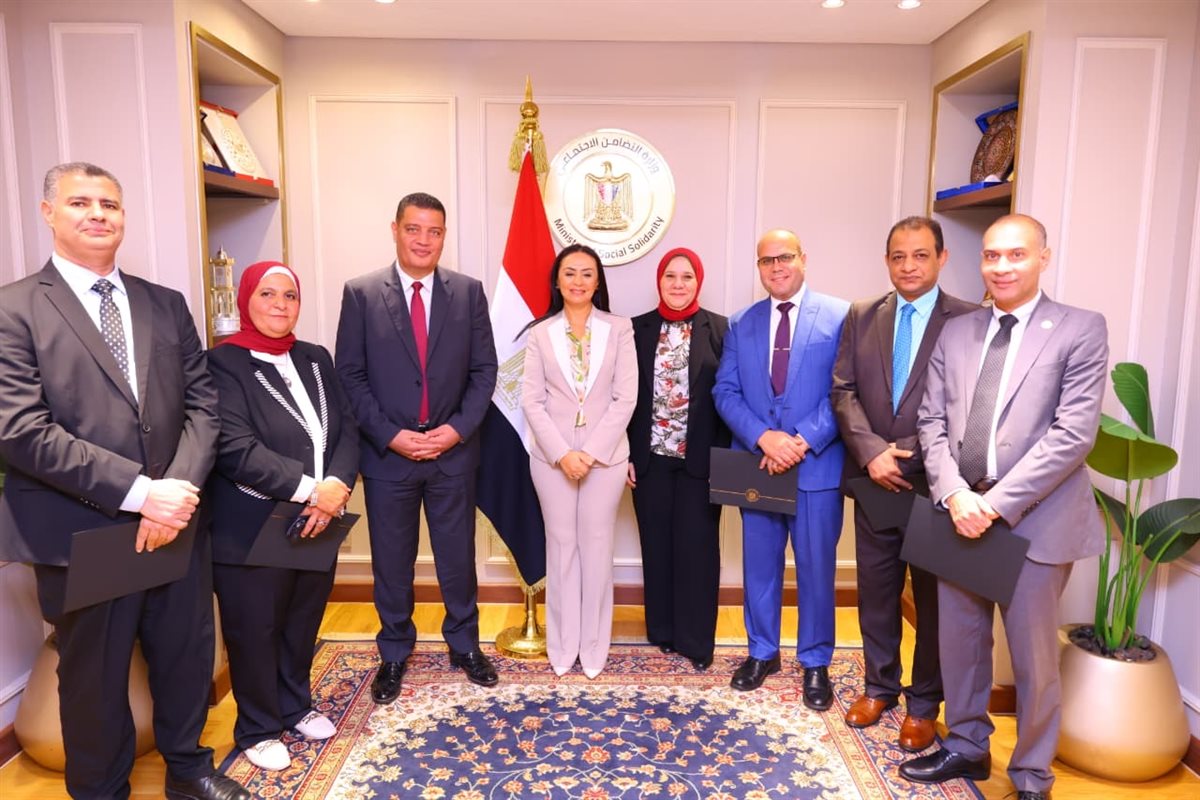وزيرة التضامن تكرم اللجنة العليا لمتابعة الشكاوى والطلبات والخدمات بالوزارة&nbsp;