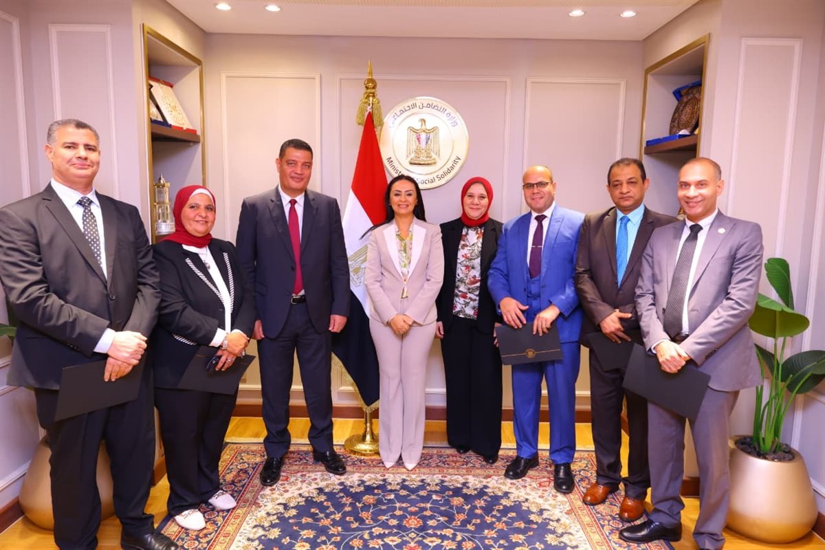 وزيرة التضامن تكرم اللجنة العليا لمتابعة الشكاوى والطلبات والخدمات بالوزارة&nbsp;