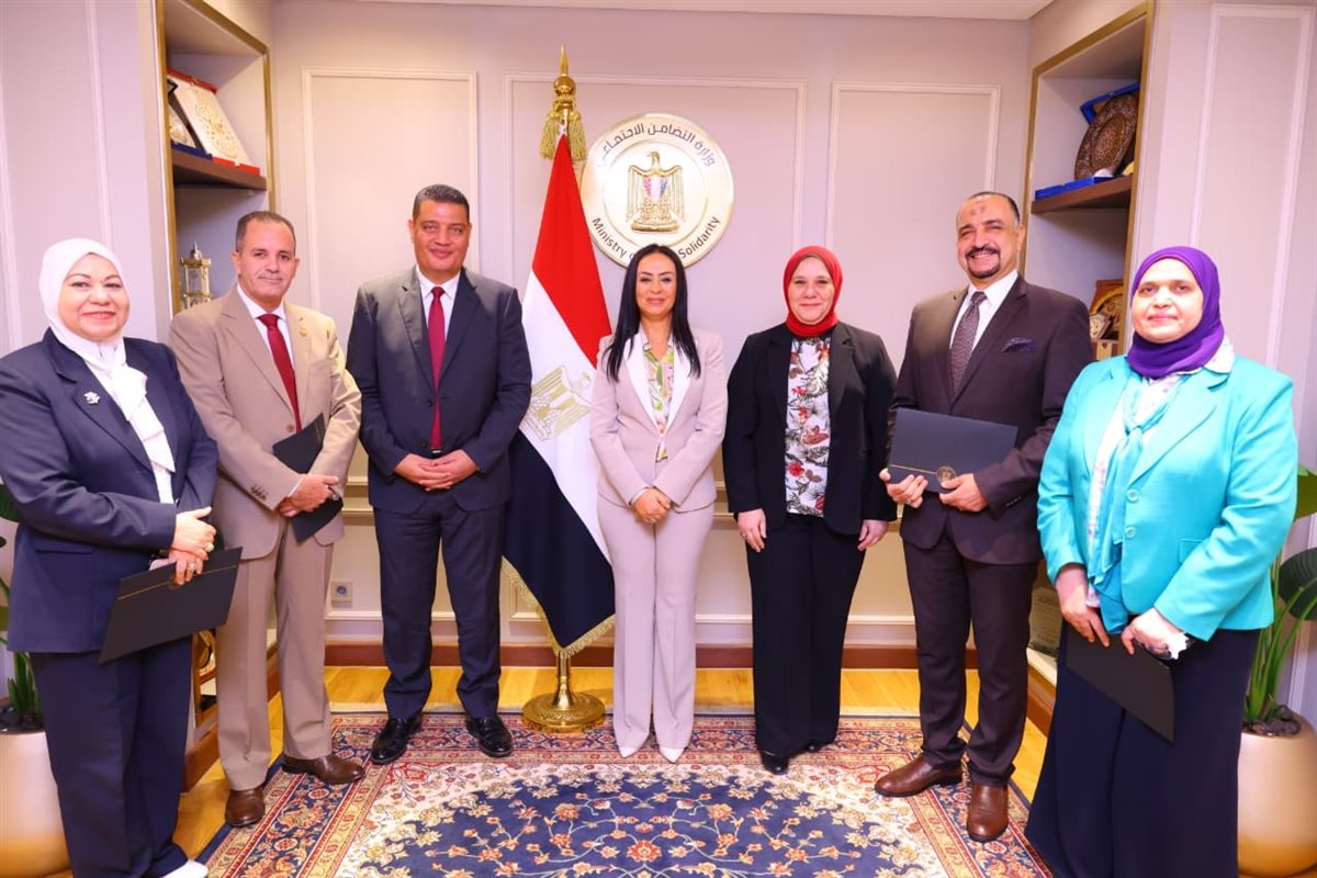 وزيرة التضامن تكرم اللجنة العليا لمتابعة الشكاوى والطلبات والخدمات بالوزارة&nbsp;