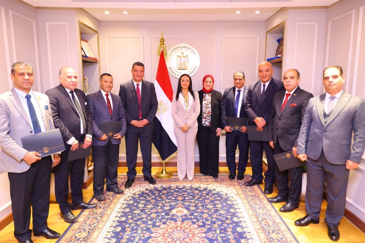 وزيرة التضامن تكرم اللجنة العليا لمتابعة الشكاوى والطلبات والخدمات بالوزارة&nbsp;