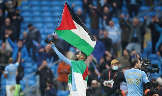 محرز يرفع علم فلسطين&nbsp;