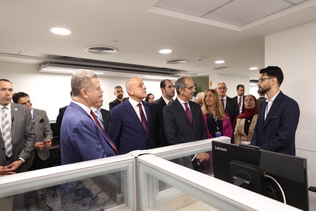 محافظ الاقصر ووزير الإتصالات