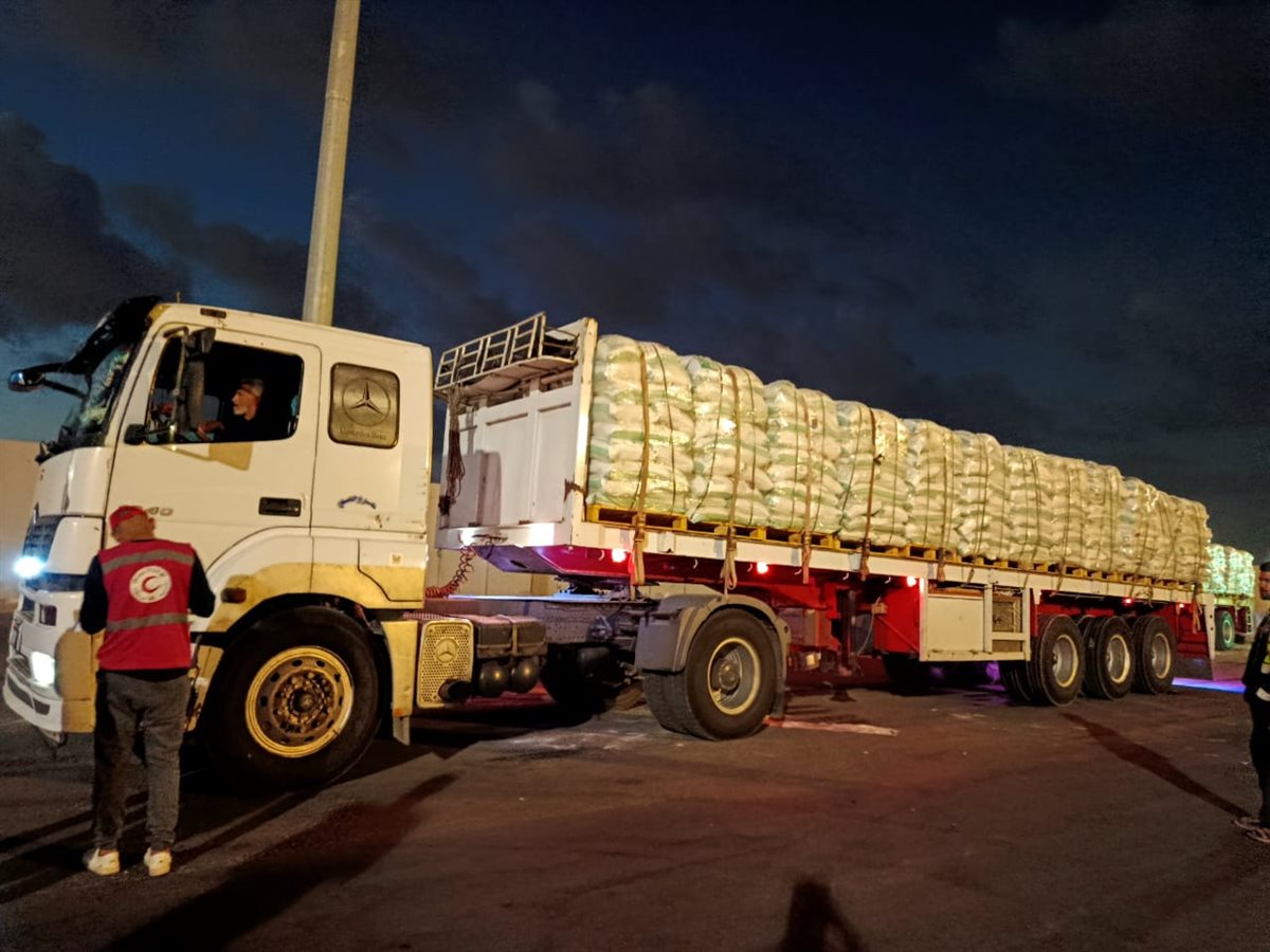 الهلال الأحمر المصري يدفع نحو 1600 طن من المساعدات العاجلة عبر قافلة «زاد العزة» الـ 48 إلى غزة&nbsp;