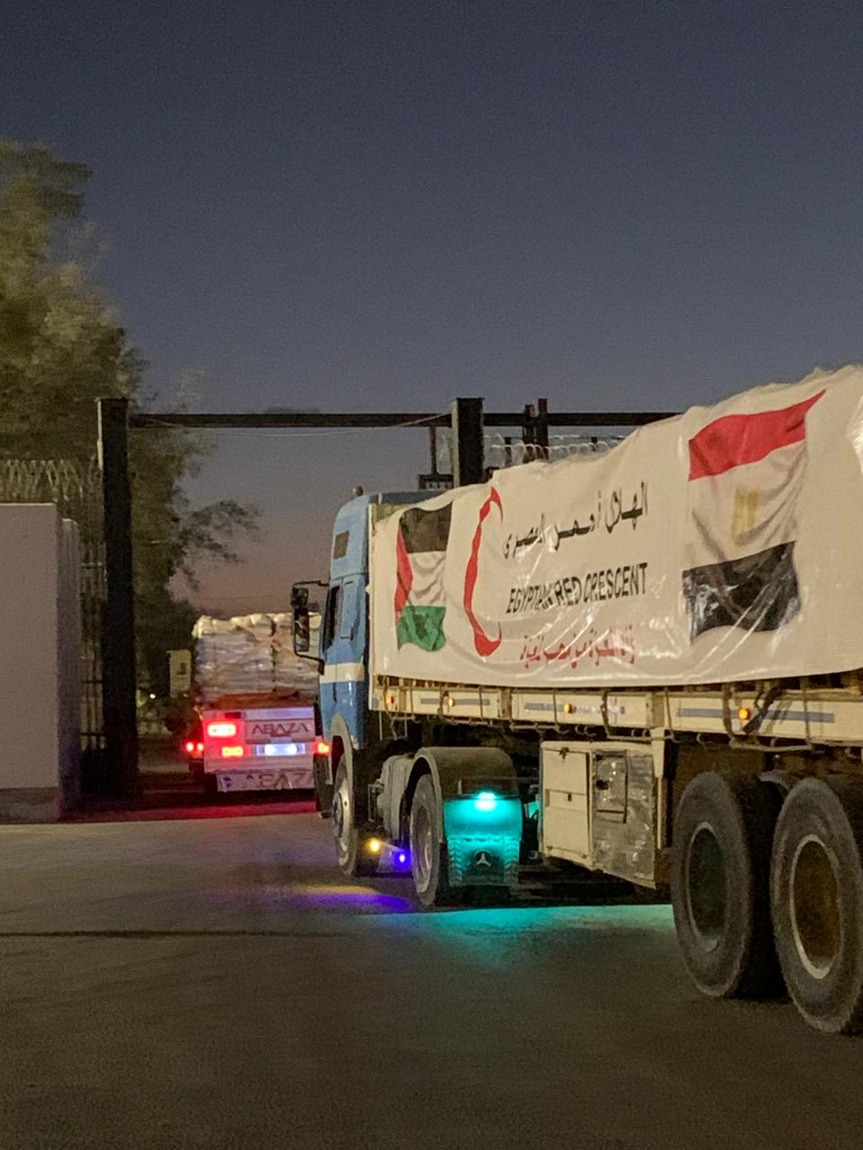 الهلال الأحمر المصري يدفع نحو 1600 طن من المساعدات العاجلة عبر قافلة «زاد العزة» الـ 48 إلى غزة&nbsp;