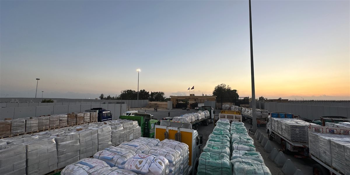 الهلال الأحمر المصري يدفع نحو 1600 طن من المساعدات العاجلة عبر قافلة «زاد العزة» الـ 48 إلى غزة&nbsp;