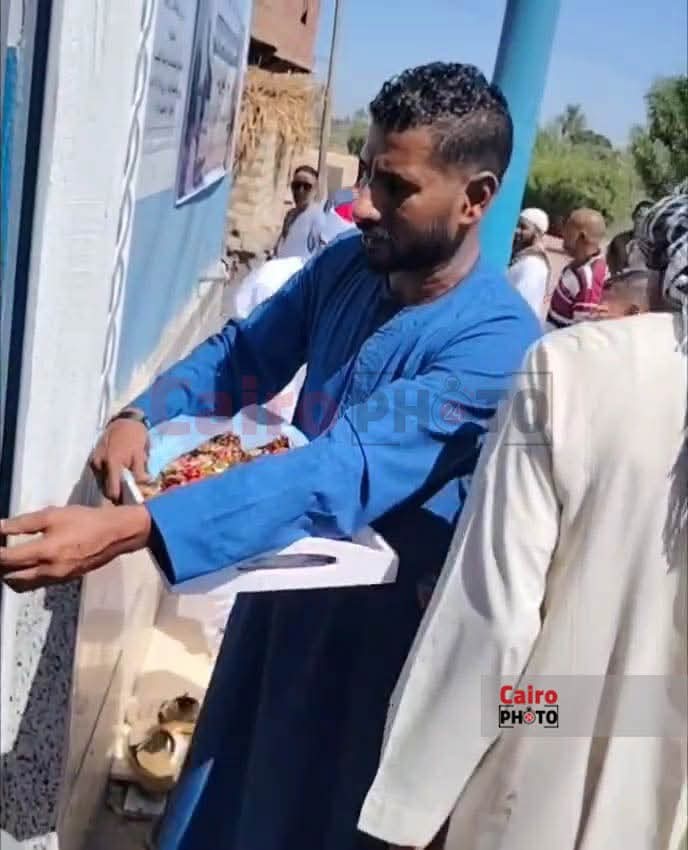 &nbsp;قبطي يوزع حلوى على المصلين خلال افتتاح مسجد في قنا