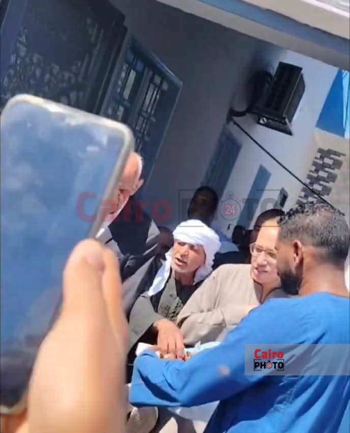 &nbsp;قبطي يوزع حلوى على المصلين خلال افتتاح مسجد في قنا