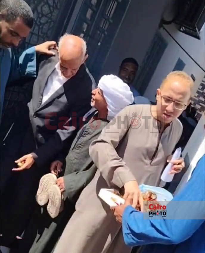 &nbsp;قبطي يوزع حلوى على المصلين خلال افتتاح مسجد في قنا