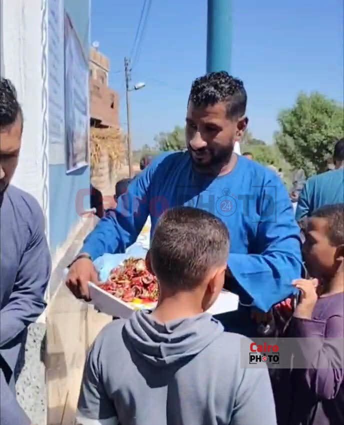 &nbsp;قبطي يوزع حلوى على المصلين خلال افتتاح مسجد في قنا