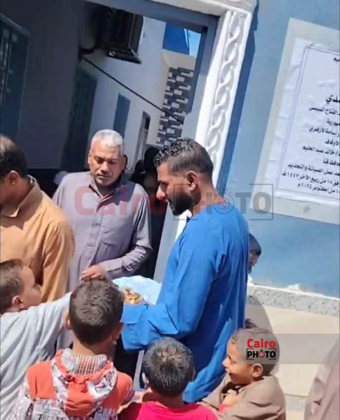 &nbsp;قبطي يوزع حلوى على المصلين خلال افتتاح مسجد في قنا
