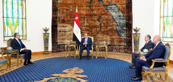 الرئيس السيسي يستقبل الدكتور خالد العناني