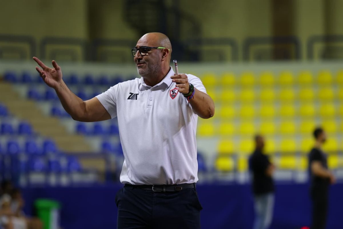 مدرب الزمالك يرتدي قمصان شركة قديمة&nbsp;