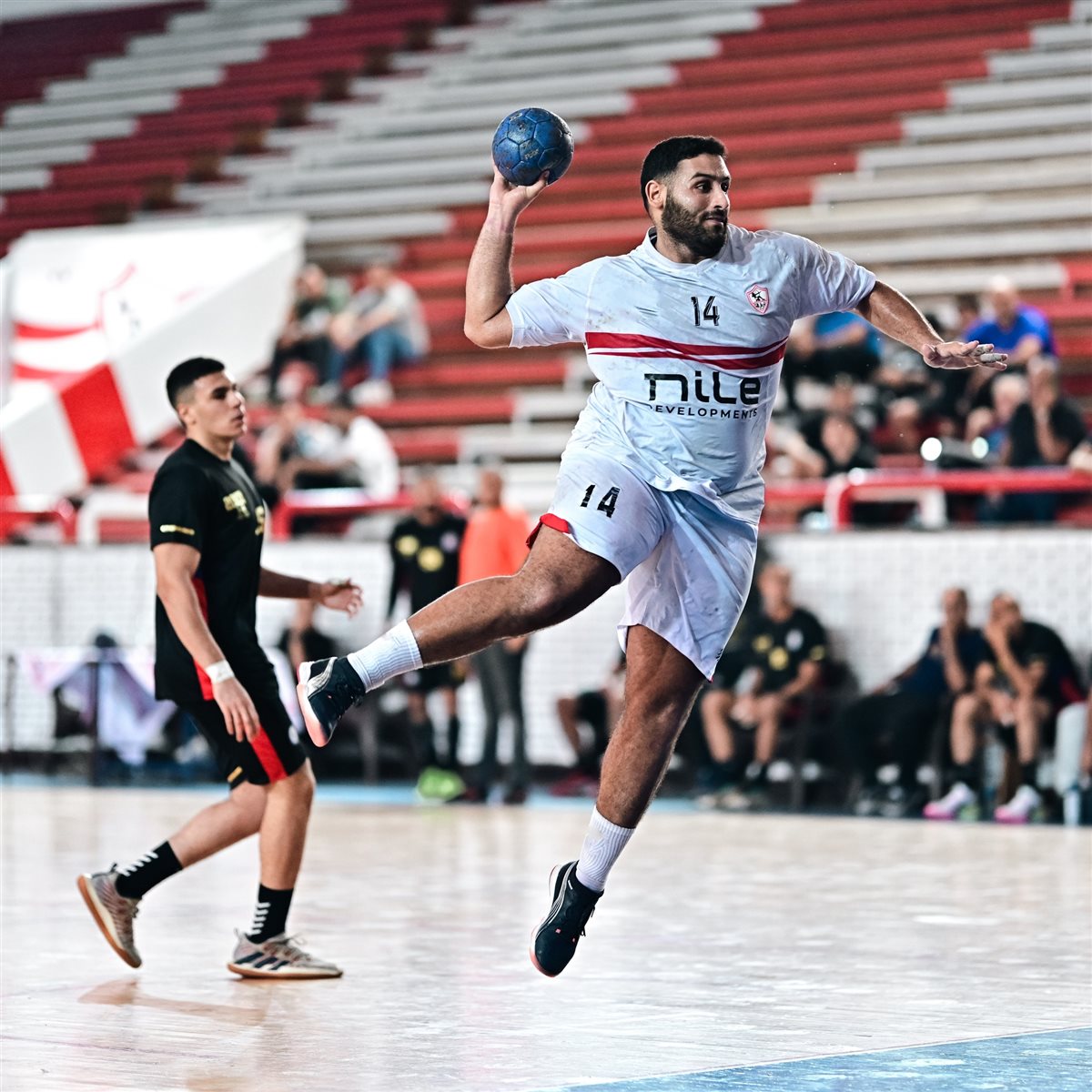 فريق كرة اليد في الزمالك يرتدي قمصان شركة سابقة&nbsp;