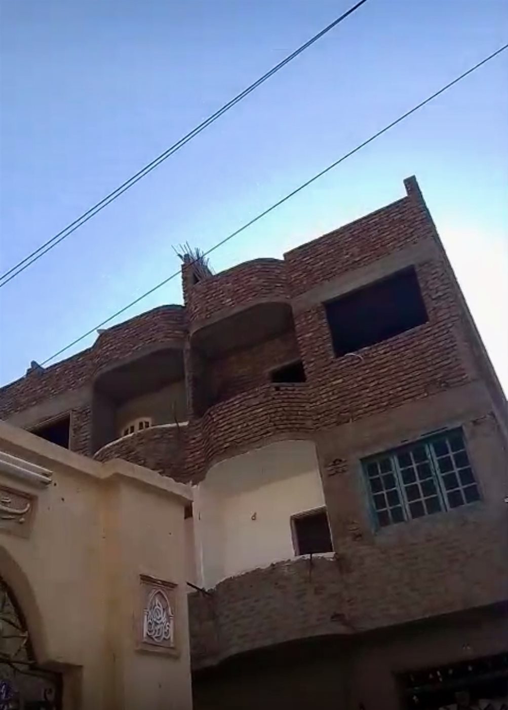 خطوط كهرباء الضغط العالي فوق المنازل بنجع الطويل بالكرنك&nbsp;