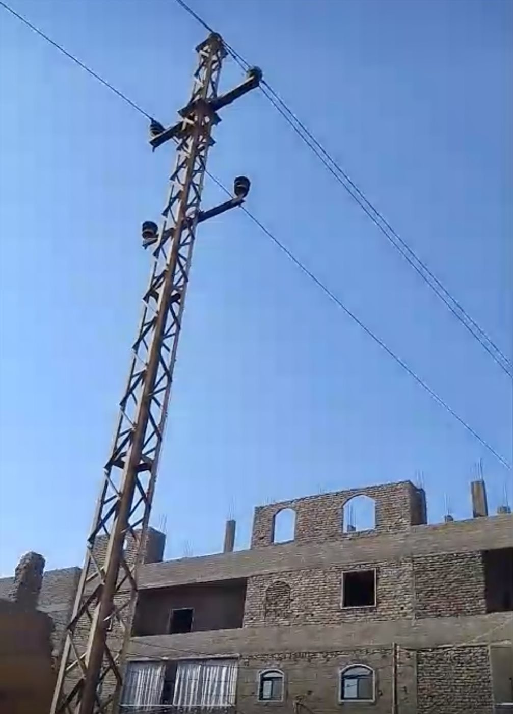 خطوط كهرباء الضغط العالي فوق المنازل بنجع الطويل بالكرنك&nbsp;