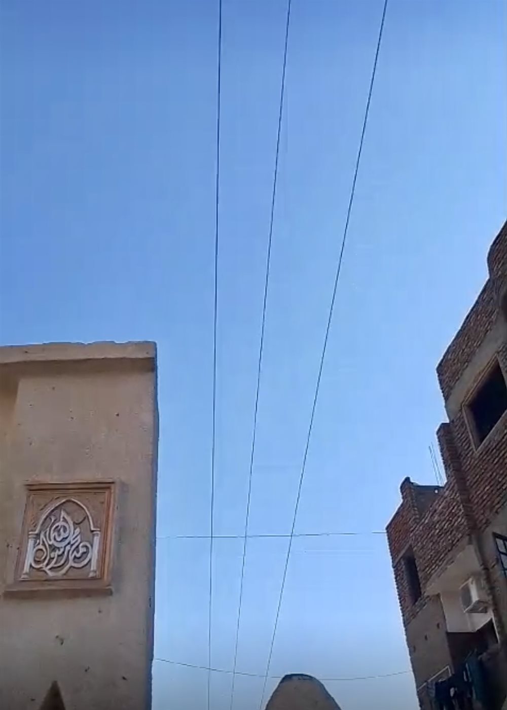 خطوط كهرباء الضغط العالي فوق المنازل بنجع الطويل بالكرنك&nbsp;