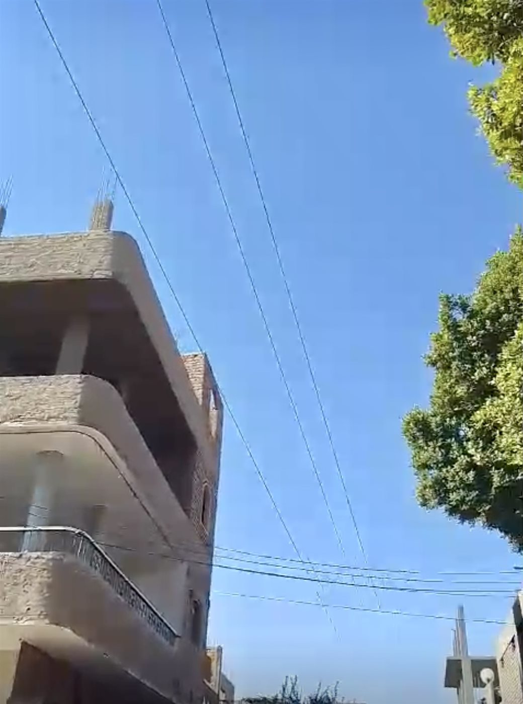 خطوط كهرباء الضغط العالي فوق المنازل بنجع الطويل بالكرنك&nbsp;