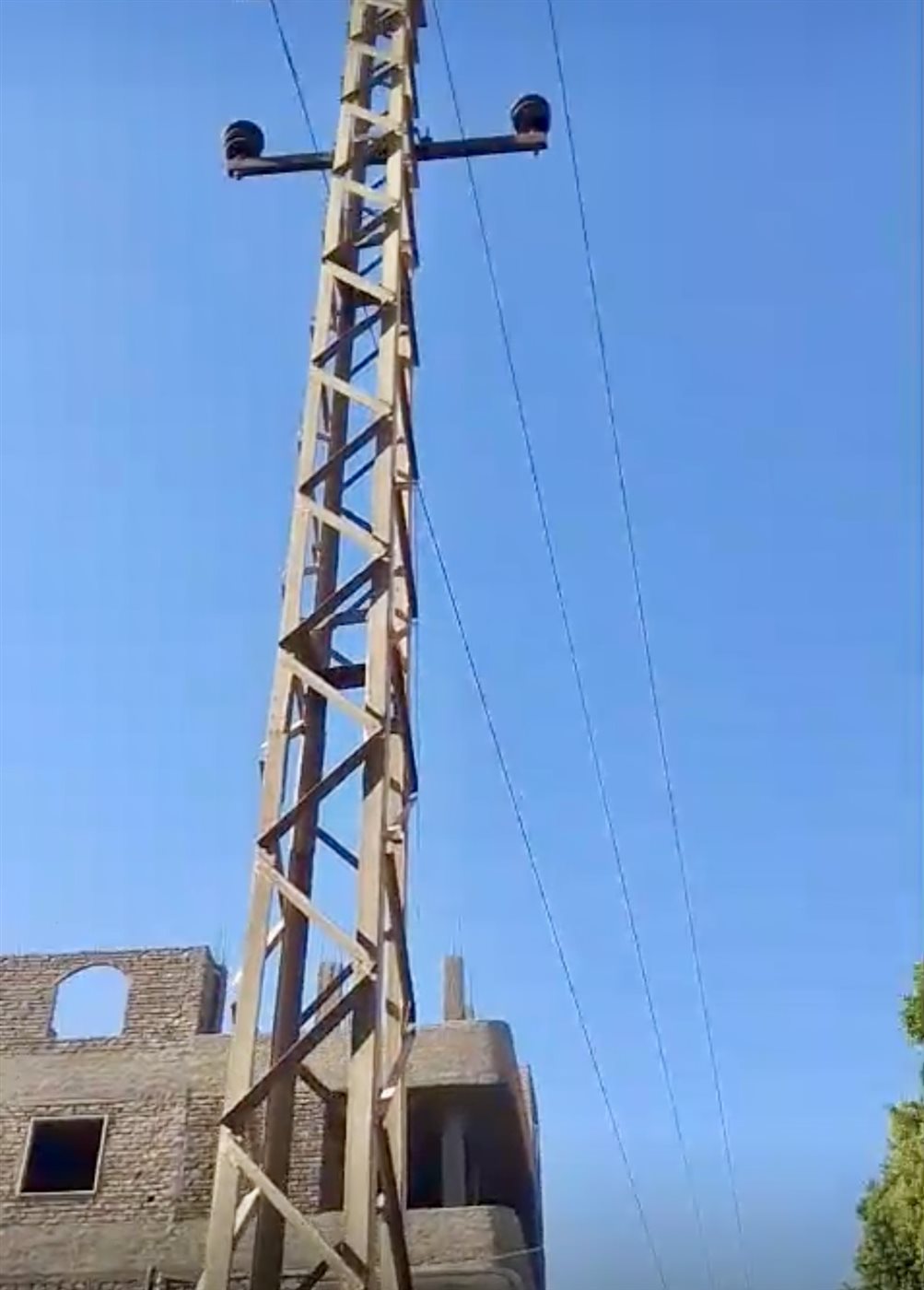 خطوط كهرباء الضغط العالي فوق المنازل بنجع الطويل بالكرنك&nbsp;