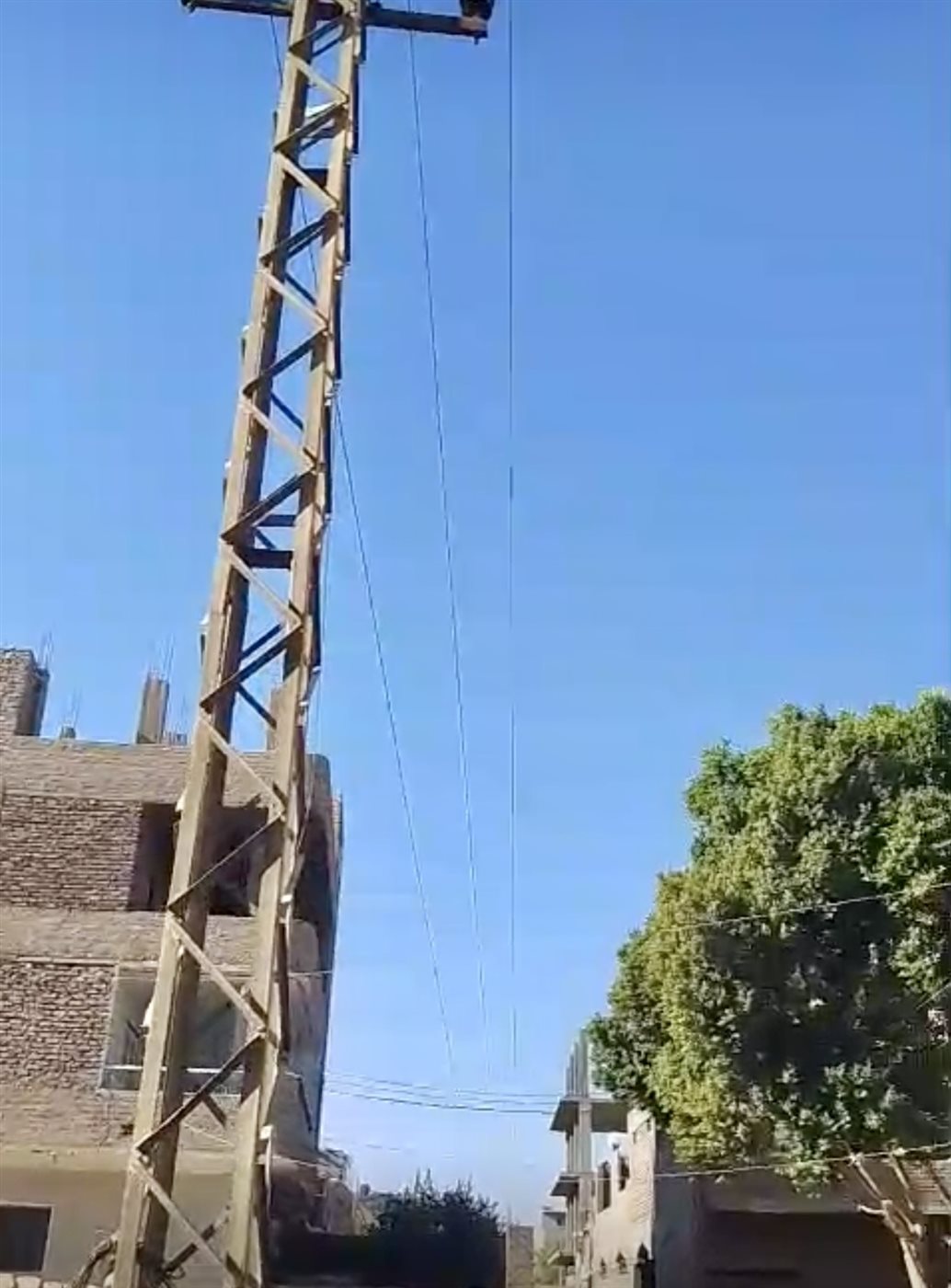 خطوط كهرباء الضغط العالي فوق المنازل بنجع الطويل بالكرنك&nbsp;