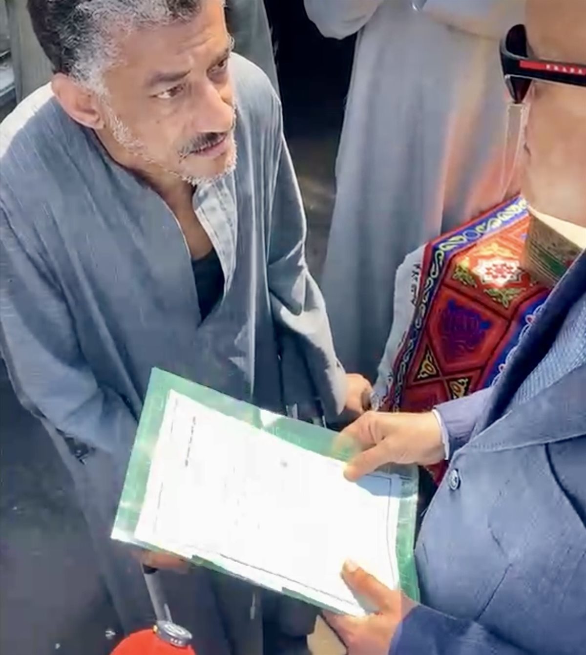 محافظ الأقصر والمواطن صاحب الشكوى&nbsp;