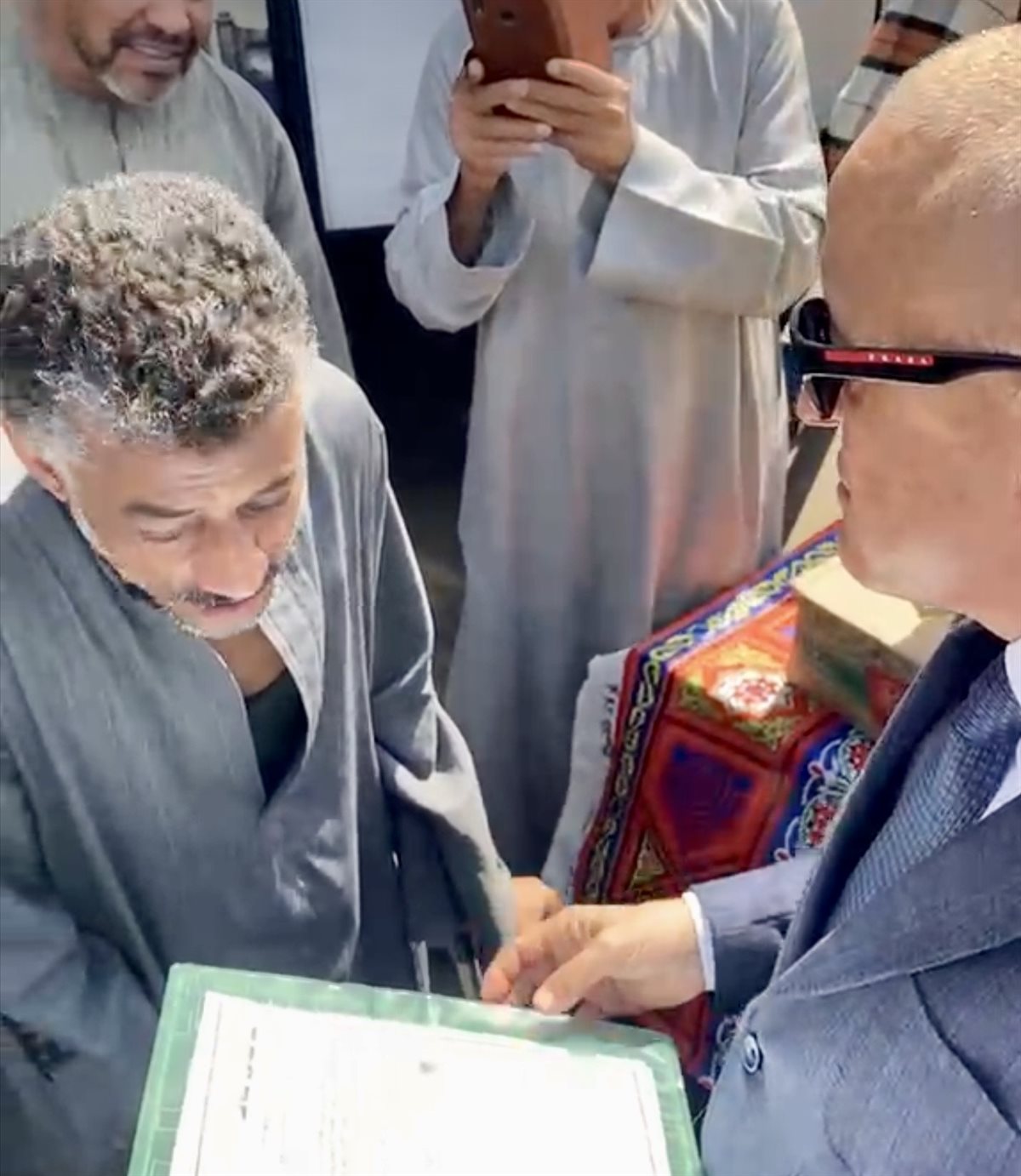 محافظ الأقصر والمواطن صاحب الشكوى&nbsp;