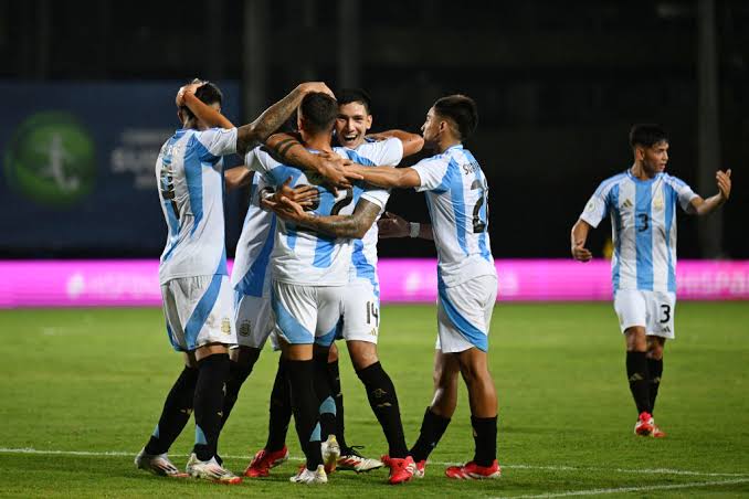 القنوات المفتوحة الناقلة لمشاهدة بث مباشر مباراة الأرجنتين وكولومبيا اليوم في كأس العالم للشباب 2025