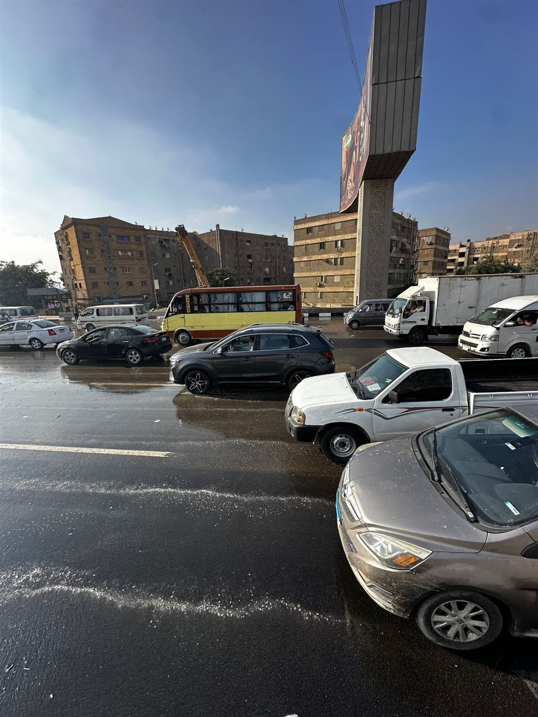 توقف الطريق الدائري في الأوتوستراد في الاتجاهين بسبب كسر ماسورة مياه وتراكم كميات كبيرة&nbsp;