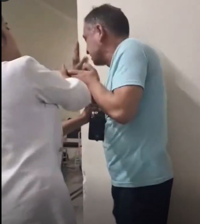 ممرضة هندية تصفع متحرش&nbsp;