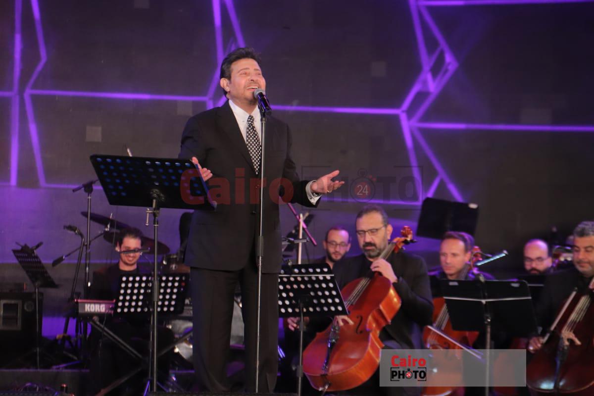 تفاعل هاني شاكر مع جمهوره في حفله الأخير&nbsp;