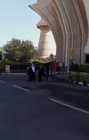 منى عبد الغني أول الحاضرين في جنازة الإعلامية فيفيان الفقي بمسجد الشرطة بالشيخ زايد