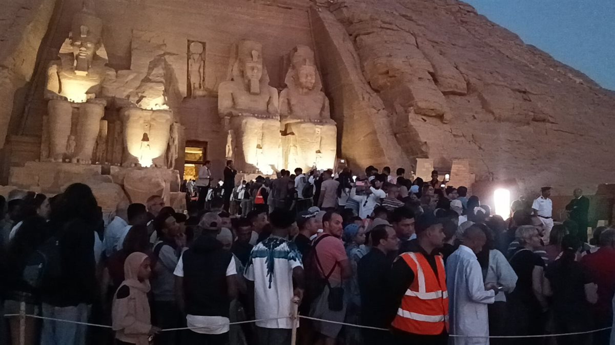 الآلاف من السائحين يتوافدون لمشاهدة تعامد الشمس على وجه رمسيس الثاني بأبو سمبل