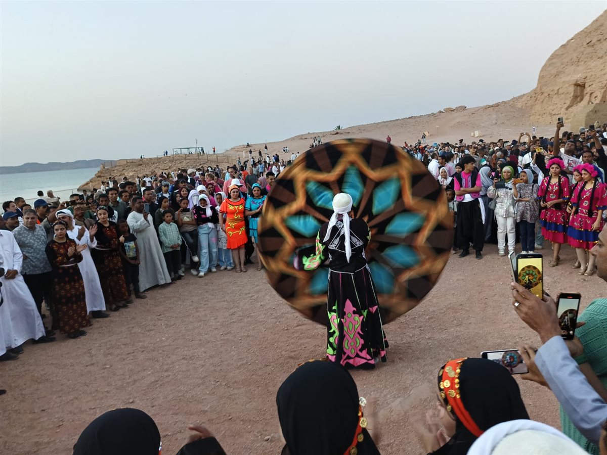 الآلاف من السائحين يتوافدون لمشاهدة تعامد الشمس على وجه رمسيس الثاني بأبو سمبل
