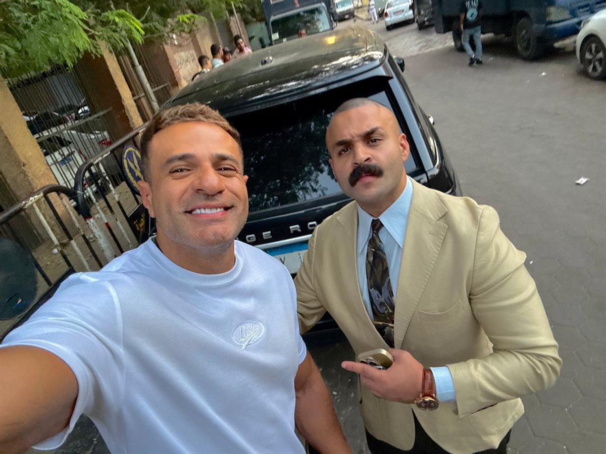 الفنان محمد نور ومحاميه&nbsp;