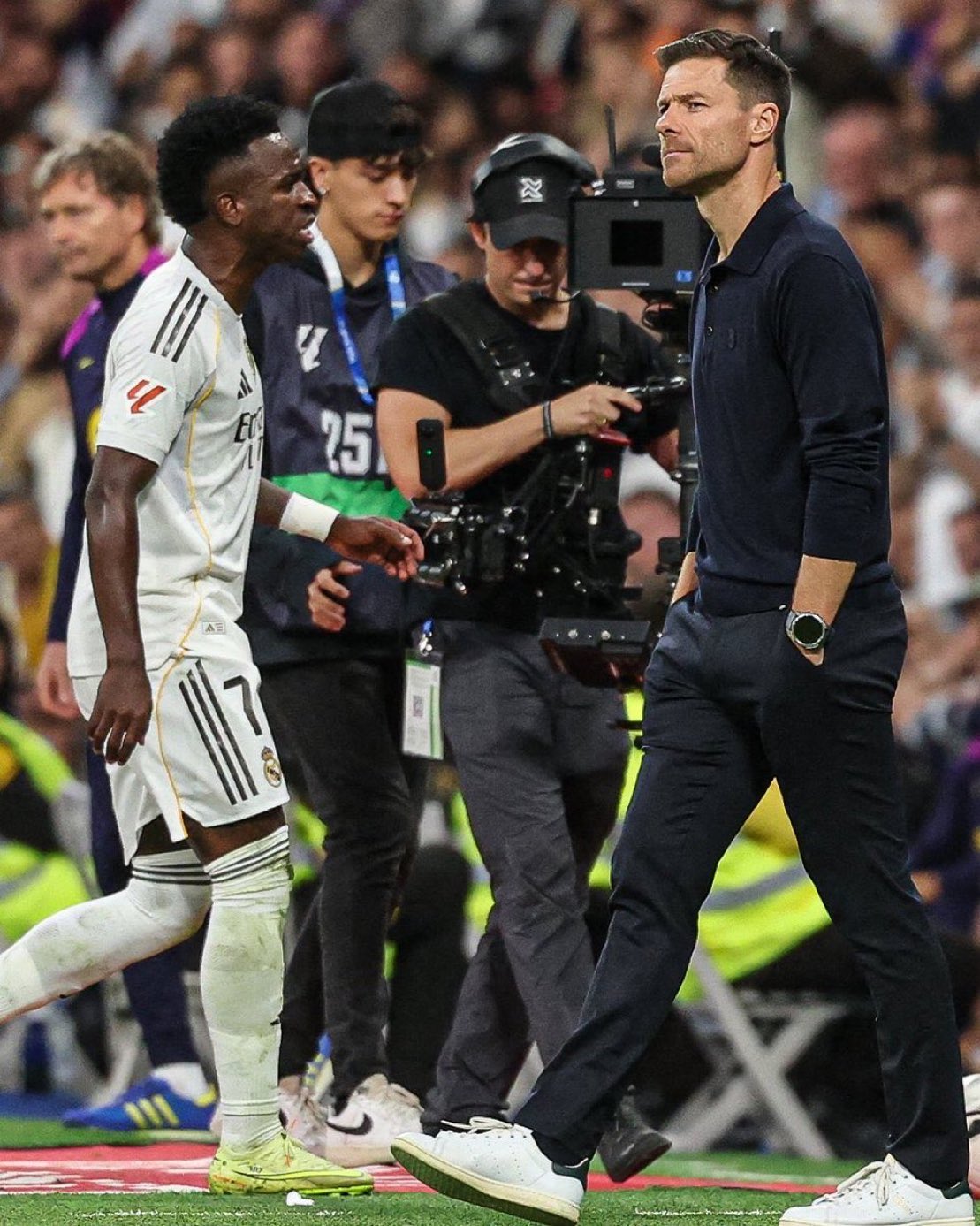 فينيسيوس جونيور لاعب ريال مدريد وتشابي ألونسو مدرب الفريق