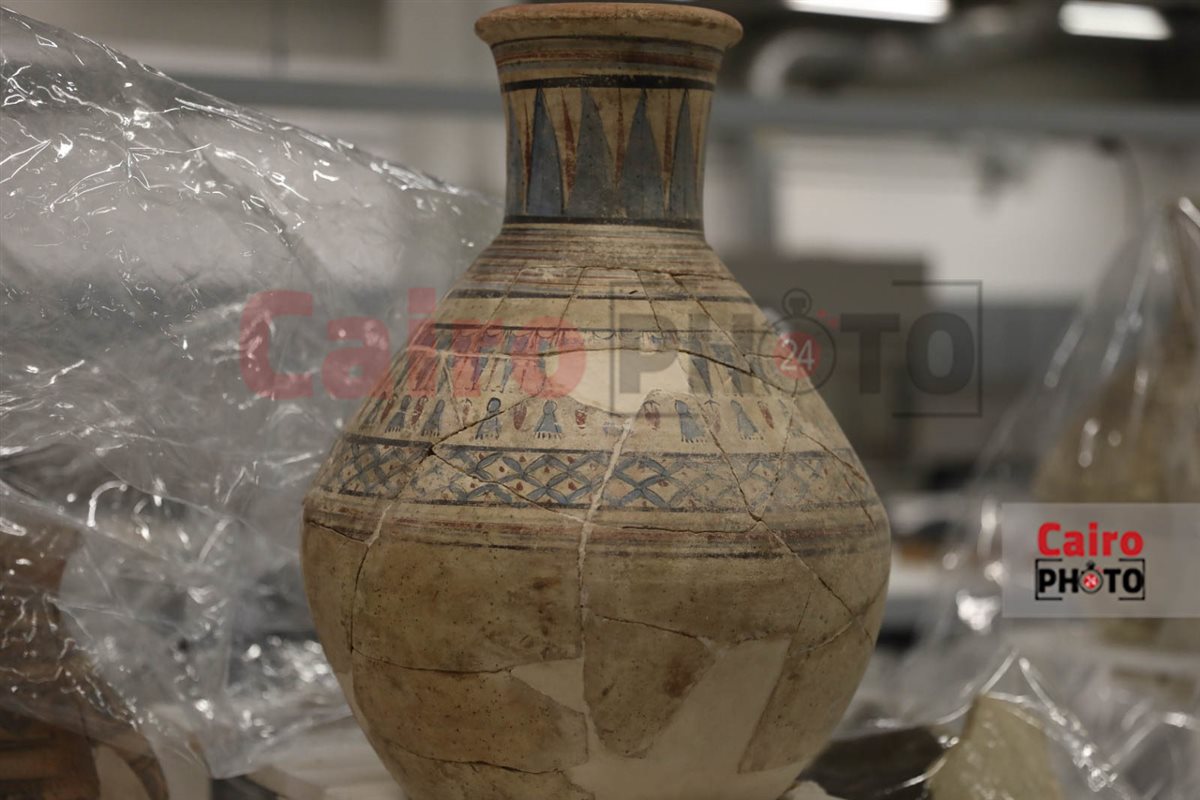 جرة فخارية تخطف الأنظار داخل المتحف المصري الكبير&nbsp;
