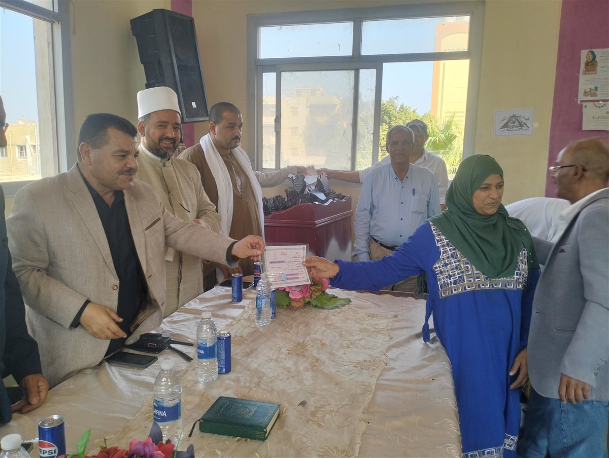 جانب من تسليم شهادات محو الأمية&nbsp;